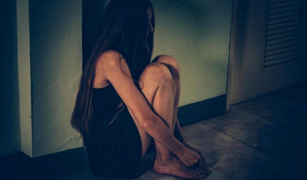 O minoră de 14 ani a fost convinsă de propriul ei iubit să se prostitueze
